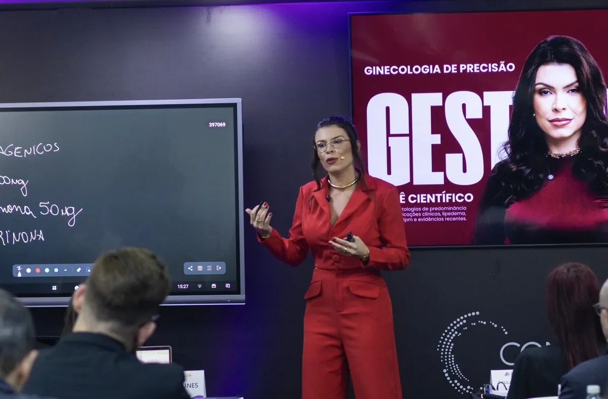 Dra. Emanuelle Jamille dando aula para médicos